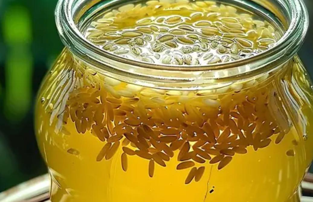 Semillas suspendidas en un líquido claro dentro de un frasco de vidrio